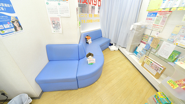 ミカド薬局高円寺東店の待合スペース