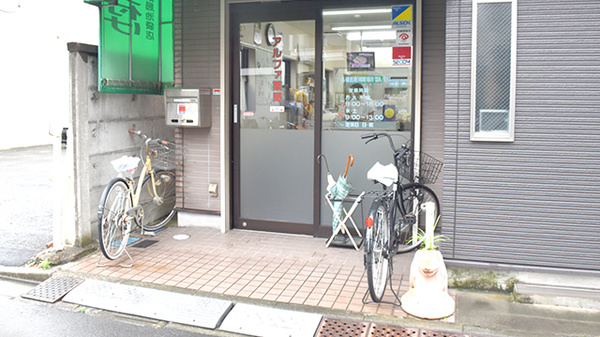 アルファ薬局池袋店の入口