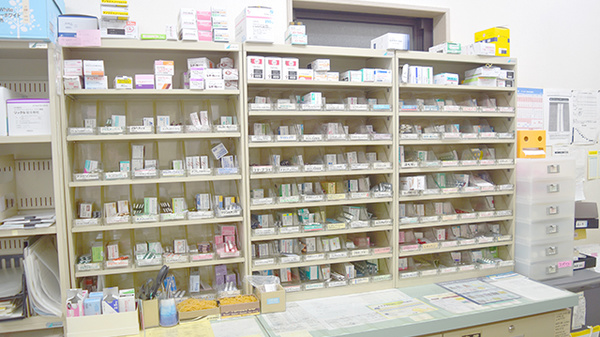 アルファ薬局池袋店の薬棚