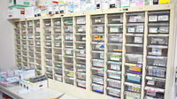つくし薬局日暮里店の薬棚