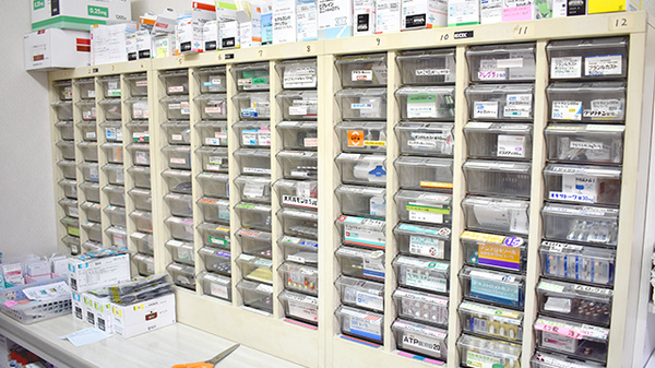 つくし薬局日暮里店の薬棚