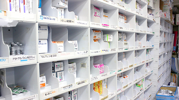 稲垣薬局　高島平店の薬棚