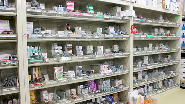 成増調剤薬局の薬棚