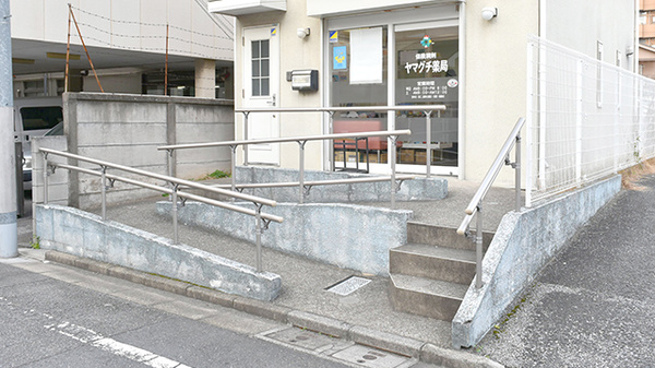 ヤマグチ薬局　一ツ家店の入口