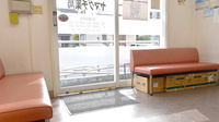 ヤマグチ薬局　一ツ家店の待合スペース