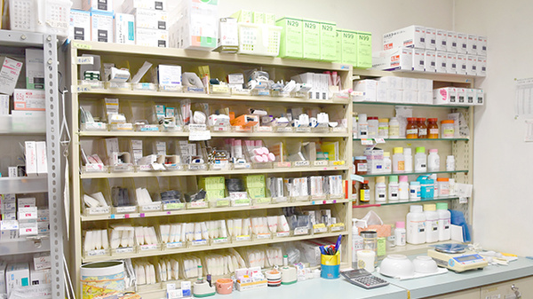 ヤマグチ薬局　一ツ家店の薬棚