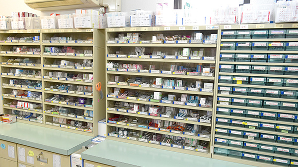 ヤマグチ薬局　千住大橋店の薬棚