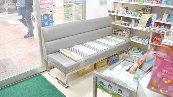 馬場のくすりや　仁成堂薬局　新小岩店の待合スペース