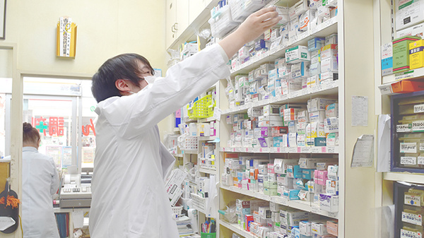 馬場のくすりや　仁成堂薬局　新小岩店の作業風景