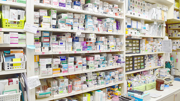 馬場のくすりや　仁成堂薬局　新小岩店の薬棚