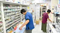 水元調剤薬局の作業風景