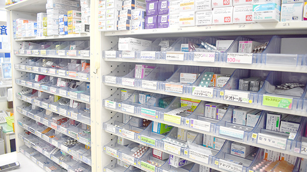 ゆみ薬局堀切店の薬棚