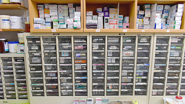 つくし薬局南葛西店の薬棚