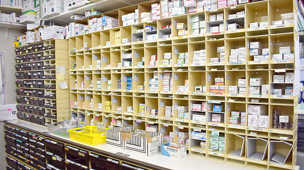 稲垣薬局　東村山店の薬棚