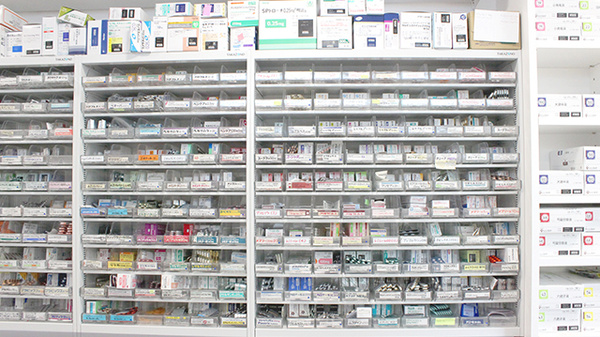 万年橋薬局の薬棚