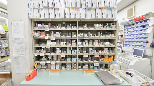 アオイ薬局の薬棚