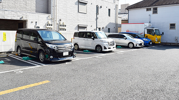 トリル薬局柴崎町店の駐車場
