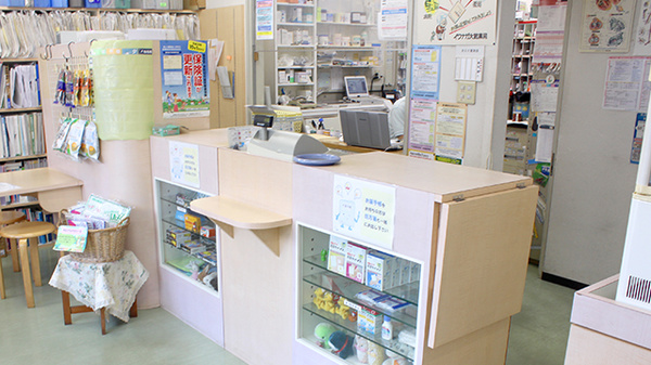 イワナガ大蔵薬局の受付/カウンター