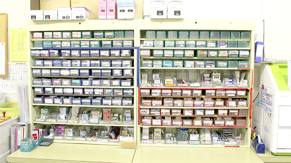 シティ薬局の薬棚