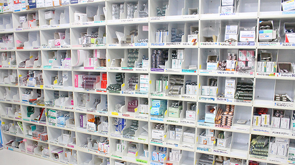 稲垣薬局　町田店の薬棚
