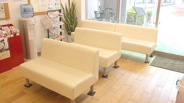 薬樹薬局　町田駅東口店の待合スペース