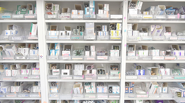 新成堂薬局 町田中町店の薬棚