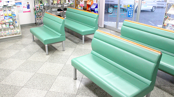 つばさ薬局　町田店の待合スペース