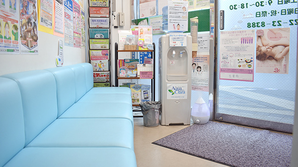 稲垣薬局　公園通り店の待合スペース
