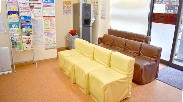 東洋堂稲垣薬局西一条店の待合スペース