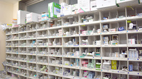 東洋堂稲垣薬局西一条店の薬棚