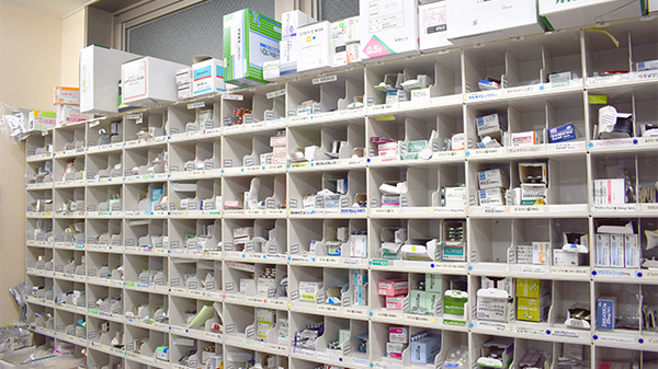 東洋堂稲垣薬局西一条店の薬棚