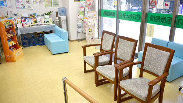 稲垣薬局　井の頭店の待合スペース