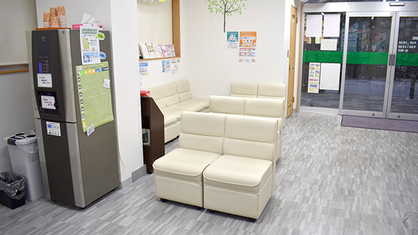 稲垣薬局　三鷹北口店の待合スペース