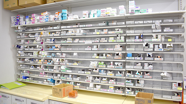 稲垣薬局　三鷹北口店の薬棚