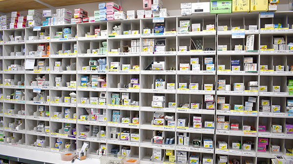 稲垣薬局　クオラ武蔵境店の薬棚
