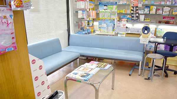 稲垣薬局　三鷹店の待合スペース