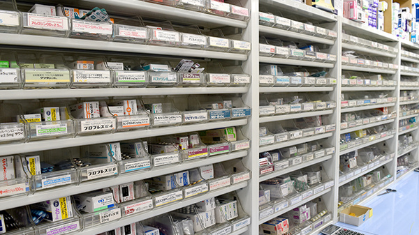 つばさ薬局　三鷹店の薬棚