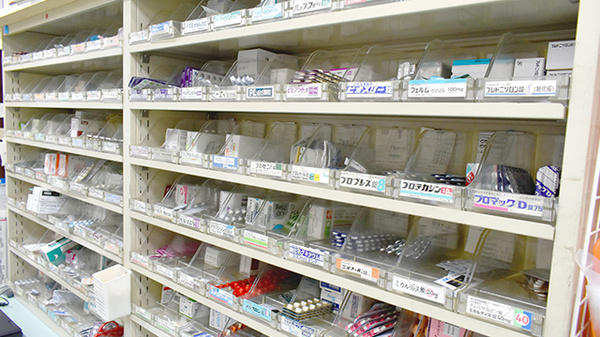 片町調剤薬局の薬棚