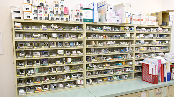 ヤマグチ薬局　中河原店の薬棚