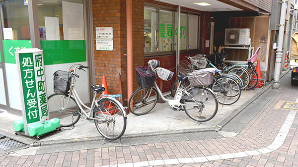 府中町薬局の駐輪場