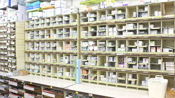 稲垣薬局　田無店の薬棚