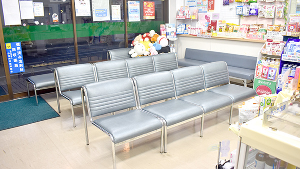 稲垣薬局　桜町店の待合スペース
