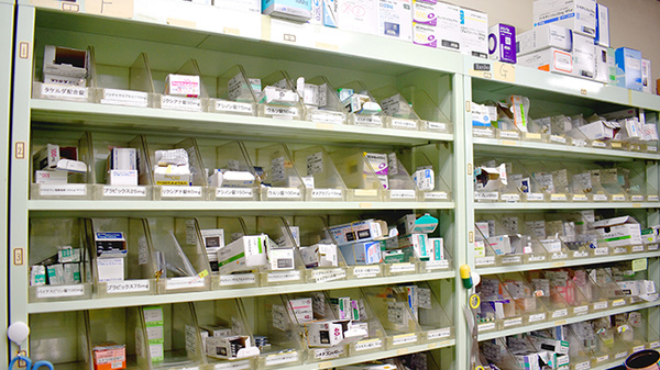 稲垣薬局　桜町店の薬棚