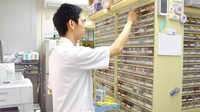 イサク薬局の作業風景