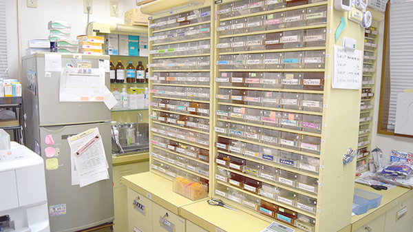 イサク薬局の薬棚