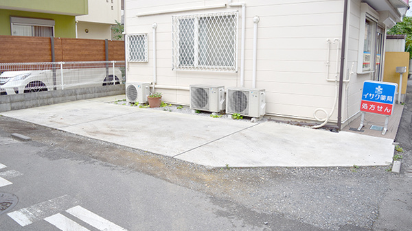 イサク薬局の駐車場