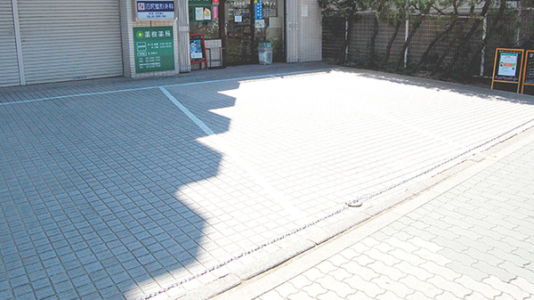 薬樹薬局　つつじヶ丘の駐車場