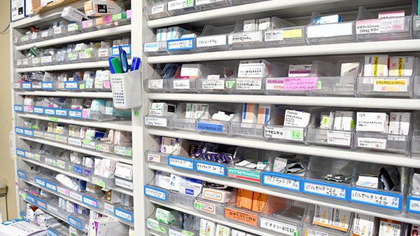 徳永薬局　国領店の薬棚