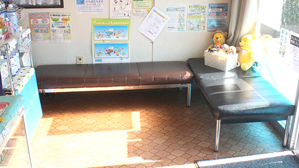 稲垣薬局　小平店の待合スペース