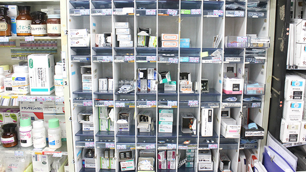 稲垣薬局　小平店の薬棚